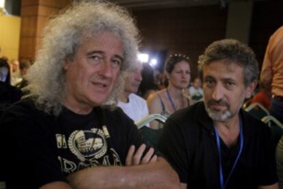 El fundador del Starmus, Garik Israelian (a la derecha), conversa con el exguitarrista de Queen y astrofísico, Brian May.