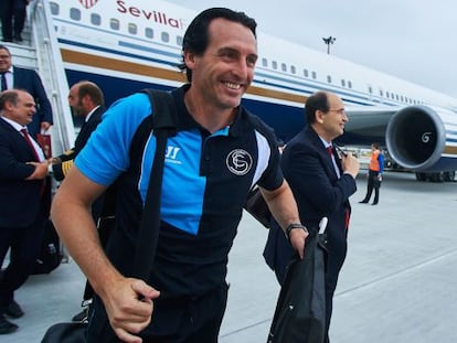 Emery llega a Varsovia con el resto del equipo