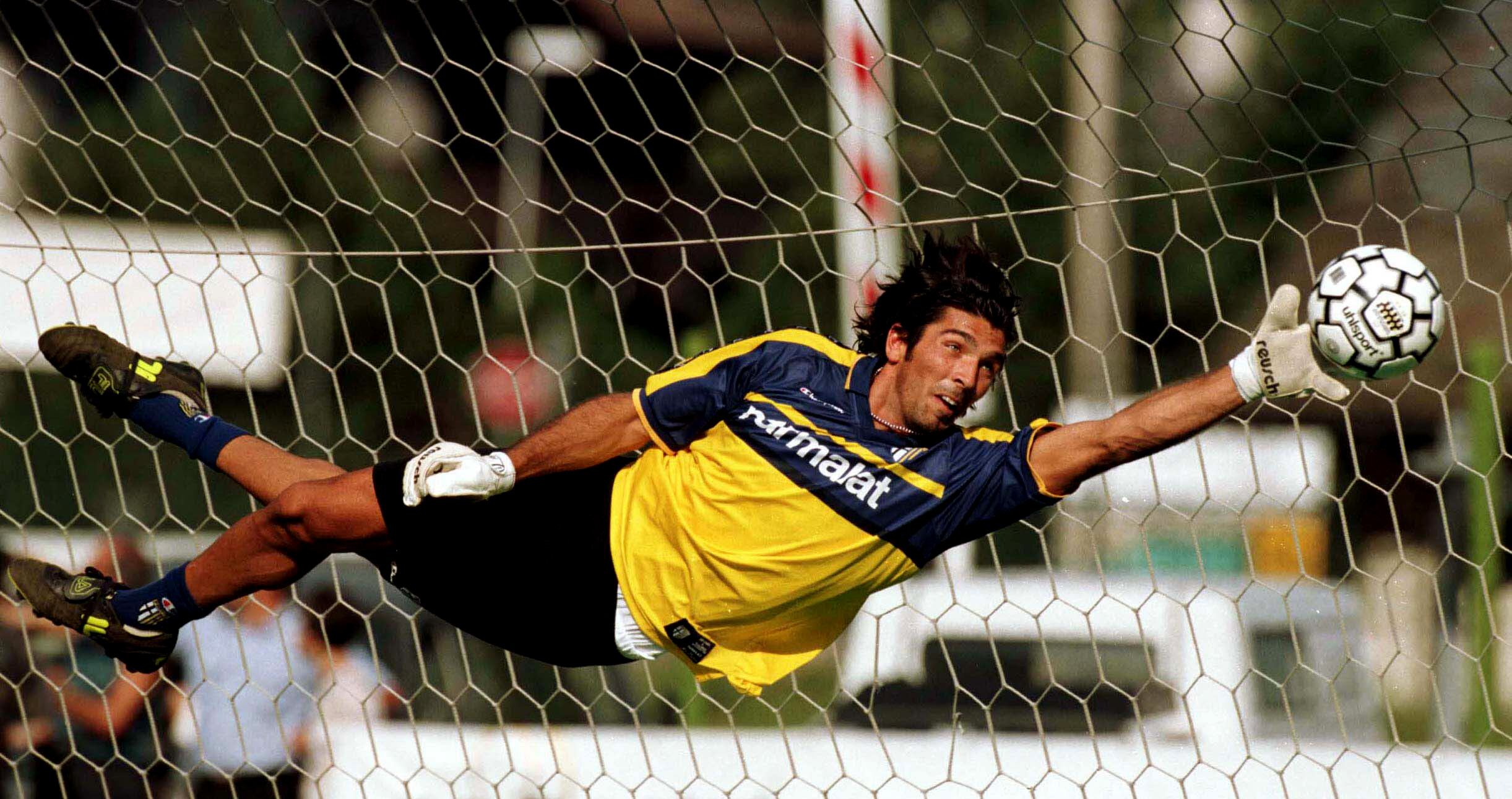 Buffon, en un entrenamiento con el Parma en 1999.