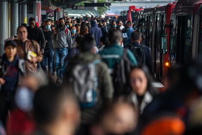 Bogotá es una de las pocas ciudades a nivel mundial donde esta medida es obligatoria. En la imagen, ciudadanos de la capital se movilizan en Transmilenio por la mañana del 22 de septiembre.