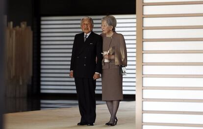 El emperador de Japón, Akihito, y la emperatriz Michiko, esperando la llegada de los Reyes de España, este miércoles, 5 de abril.