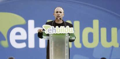 El candidato de EH Bildu, Josu Juaristi, este jueves en el acto de inicio de la campaña electoral. 