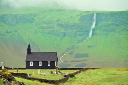 Escandinavia (Noruega, Dinamarca y Suecia) y el resto de países nórdicos son para el verano. A días que duran casi 24 horas y un clima suave que invita a caminar, montar en bici y disfrutar de la naturaleza, se le une una población que se lanza a la calle ansiosa de sol y diversión. El verano invita al viajero a poner rumbo al norte de Europa para recorrer regiones remotas como la península islandesa de Snaefellsnes (en la foto)