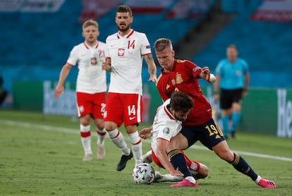 Dani Olmo trata de eludir a un jugador polaco durante el España-Polonia (1-1) disputado en La Cartuja el pasado 19 de junio. / ALEJANDRO RUESGA
