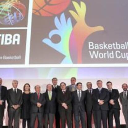 Fotografía de familia de los asistentes al acto de presentación del Mundial de baloncesto que organizará España en 2014, y que tuvo lugar ayer en el Palacio de Comunicaciones de Madrid.