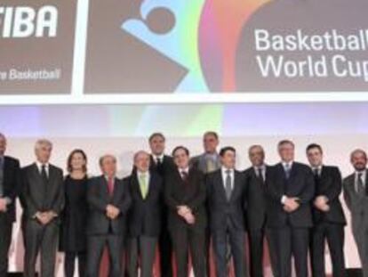 Fotografía de familia de los asistentes al acto de presentación del Mundial de baloncesto que organizará España en 2014, y que tuvo lugar ayer en el Palacio de Comunicaciones de Madrid.