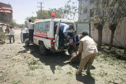 Los servicios de emergencia afganos evacuan a un herido del lugar del atentado