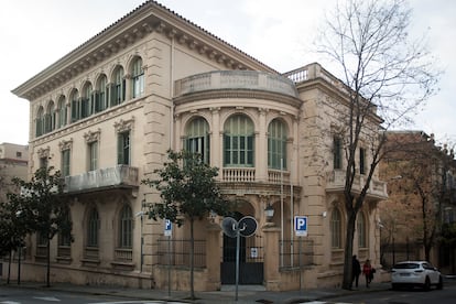 Palacete de la calle Iradier de Barcelona que ha sido comisaría durante casi 70 años.