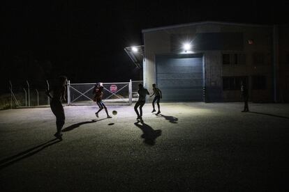 À noite, muitos jovens se reúnem à porta de uma empresa de construção perto do campo. A iluminação das luzes da rua e uma superfície plana tornam o local um campo de futebol.