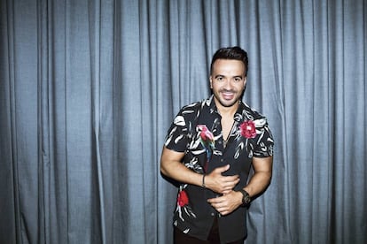 Luis Fonsi posa para ICON con camisa hawaiana. Triunfó cantando a la lentitud. Pero ahora, como diría aquel otro, está viviendo deprisa.