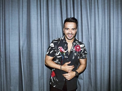 Luis Fonsi posa para ICON con camisa hawaiana. Triunfó cantando a la lentitud. Pero ahora, como diría aquel otro, está viviendo deprisa.