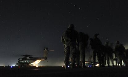 Soldados estadounidenses se preparan para embarcar a primera hora del sábado en un helicóptero CH-53 Sea Stallion en su base de Marjah, en la provincia sureña de Helmand, para ser trasladados al campo de batalla.