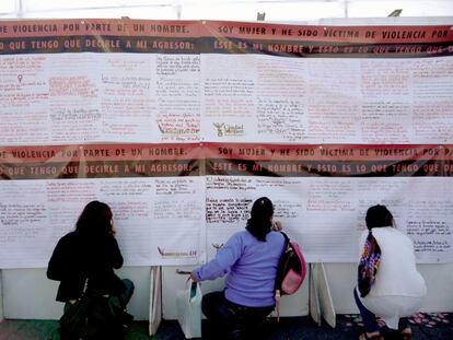 'Muros de réplica' (2008) es una obra de Lorena Wolffer. Ella explica su creación así: “Se montaron cuatro muros de réplica, cada uno ostentaban la frase: ‘Soy mujer y he sido víctima de violencia por parte de un hombre. Este es mi nombre y esto es lo que tengo que decirle a mi agresor’. Durante un lapso de aproximadamente cuatro horas, decenas de mujeres escribieron sus réplicas mientras cientos de personas las leían y observaban. (…) Al final, los muros quedaron completamente llenos”.