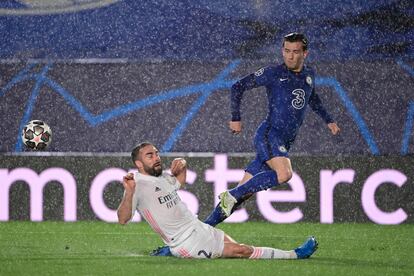 Benjamin Chilwell sortea a Dani Carvajal acompañados de una fuerte lluvia.