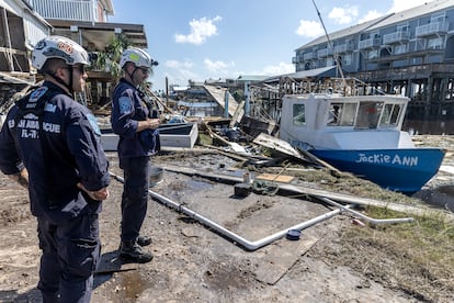 Miembros del equipo de Búsqueda y Rescate Urbano trabajan entre los escombros que dejó el huracán 'Helene' en Keaton Beach, Florida. La tormenta golpeó la costa del Golfo de Florida como un huracán de categoría 4 durante la noche, dejando a millones de hogares sin electricidad.