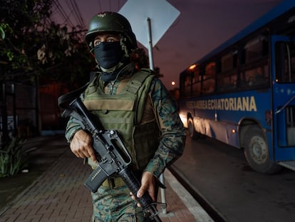 Un miembro del Ejército ecuatoriano durante un operativo militar en Durán, Ecuador, en enero de 2024.