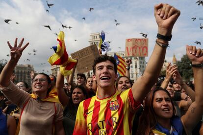 Jóvenes protestan el día después del referéndum, en Barcelona.  