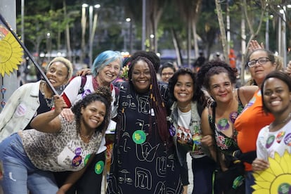 La Diputada a la Asamblea Legislativa del Estado de Río de Janeiro (ALERJ), Mónica Francisco (en el centro), durante un acto de campaña electoral.