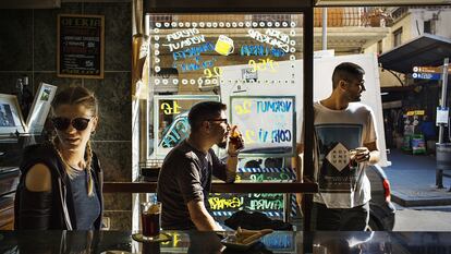 Un grupo de jóvenes disfrutan de esta bebida en el bar Pietro de Barcelona.