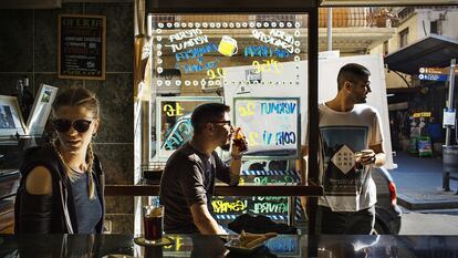 Un grupo de jóvenes disfrutan de esta bebida en el bar Pietro de Barcelona. 