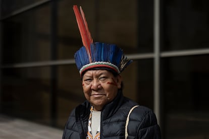 Davi Kopenawa, chamán y portavoz de los yanomamis del Amazona fotografíado en el Pati de les dones del Centre de Cultura Contemporánea de Barcelona (CCCB).