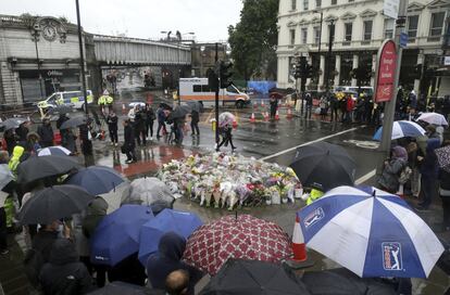 Asistentes al minuto de homenaje a las víctimas en Londres.