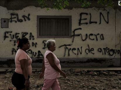 Grafitis alusivos al ELN, y su enfrentamiento con el Tren de Aragua, en las fachadas de casas en la frontera entre Colombia y Venezuela.