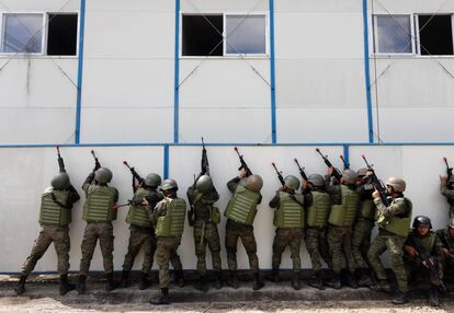 Soldados de las Fuerzas Armadas de Filipinas realizan un ejercicio de asalto en el campamento militar Fort Magsaysay, al norte de Manila (Filipinas).