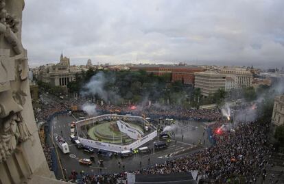 Vista general de la Plaza de Cibeles donde el Real Madrid celebra la &#039;und&eacute;cima&#039; Copa de Europa tras su victoria en la tanda de penaltis ante el Atl&eacute;tico de Madrid en la final de la Liga de Campeones que se disput&oacute; el s&aacute;bado en el estadio de San Siro, en Mil&aacute;n. 