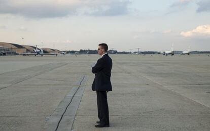 Un agente del Servicio Secreto, el cuerpo policial cuestionado por sus fallos en la protección del presidente, espera la llegada de Obama a la base de Andrews, cerca de Washington