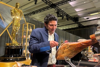 Raúl Garrido, cortador de jamón Cinco Jotas, en la presentación de la cena que se servirá en el Baile del Gobernador, la fiesta posterior a los Oscar, el 25 de febrero de 2025 en Los Ángeles, California.