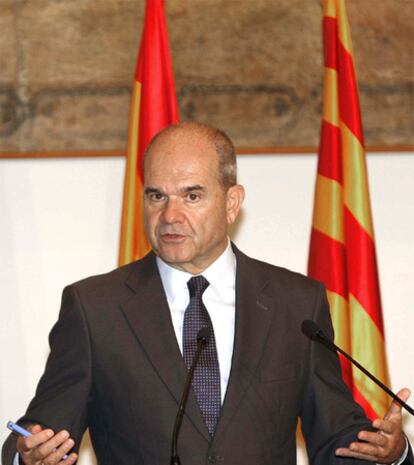 El vicepresidente tercero del Gobierno, Manuel Chaves, tras reunirse con el presidente de la Generalitat, José Montilla, en Barcelona.