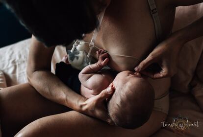 Dar el pecho a tu bebé comienza justo tras el nacimiento. Esta foto, en la que una madre da de comer a su pequeño, es la imagen ganadora de La Mejor Foto en las Primeras 48 horas de vida. Se titula 'Nutrición' y se hizo en Estados Unidos. 
