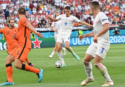 Schick hace el remate que vale el segundo gol de la República Checa.