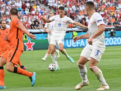 Schick hace el remate que vale el segundo gol de la República Checa.