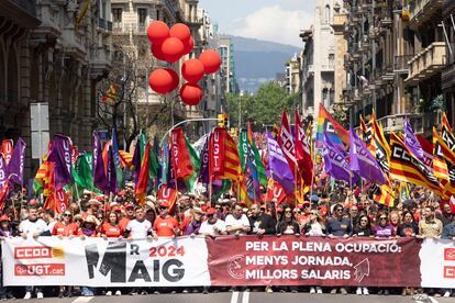 Miles de personas participan en la manifestación por el Día del Trabajador, en Barcelona. 