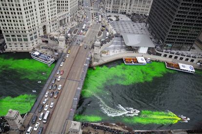 Vista aérea del río Chicago teniño de verde para celebrar el Día de San Patricio.