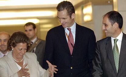 Iñaki Urdangarin, con Rita Barberá y Francisco Camps, en el encuentro Valencia Summit en 2004.