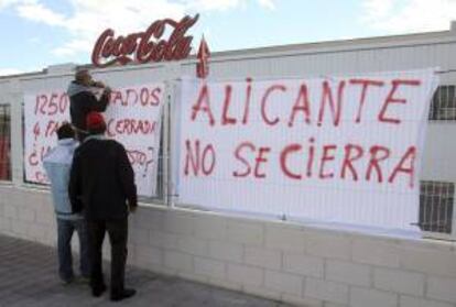 Empleados de la planta de Coca-Cola en Alicante, una de las cuatro que la empresa quiere cerrar en Espa?a, durante una concentracin ante las puertas de la factora. EFE/Archivo