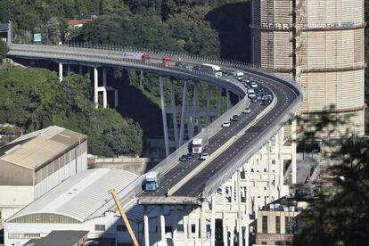 Vehículos permanecen sobre una sección de un puente que continúa en pie tras el desplome de un tramo el martes en Génova (Italia).