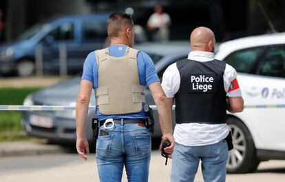 Dos policías se acercan a la zona del tiroteo.