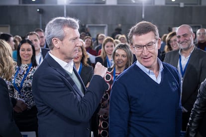 El presidente del PP, Alberto Núñez Feijóo (derecha), y el presidente del PP de Galicia, Alfonso Rueda, el 21 de enero, durante la clausura la XXVI jornada interparlamentaria del PP en Ourense.