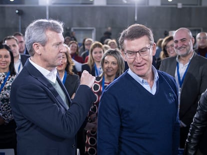 El presidente del PP, Alberto Núñez Feijóo (derecha), y el presidente del PP de Galicia, Alfonso Rueda, el 21 de enero, durante la clausura la XXVI jornada interparlamentaria del PP en Ourense.