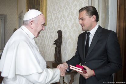 Leonardo DiCaprio este jueves en el momento de ser recibido por el papa Francisco.