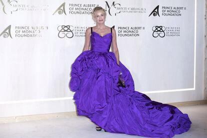 La actriz Sharon Stone, enfundada en vestido morado con escote en forma de corazón y tirantes negros de Dolce & Gabbana, se ha convertido en protagonista por la ausencia de Charlene de Mónaco, que se recupera de una grave dolencia en Sudáfrica. Ha recogido además un premio de la Fundación por el que se reconoce su compromiso con el medio ambiente.