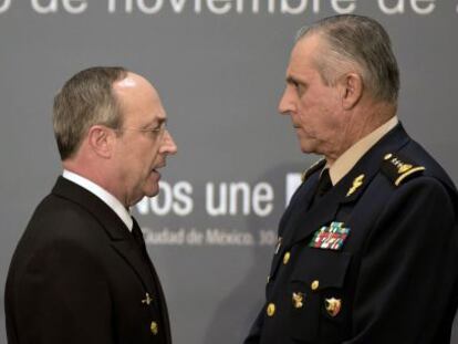 El almirante Vidal F. Soberon y el general Salvador Cienfuegos, durante la toma de posesión del nuevo Gobierno mexicano.