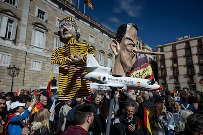Muñecos de Carles Puigdemont y Pedro Sánchez en una manifestación contra la amnistía, el pasado 10 de marzo en Barcelona.