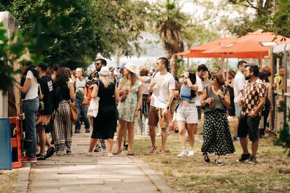 El público del Sinsal, en la zona de bebidas y comida del festival durante la jornada del viernes, en una imagen cedida por la organización. 