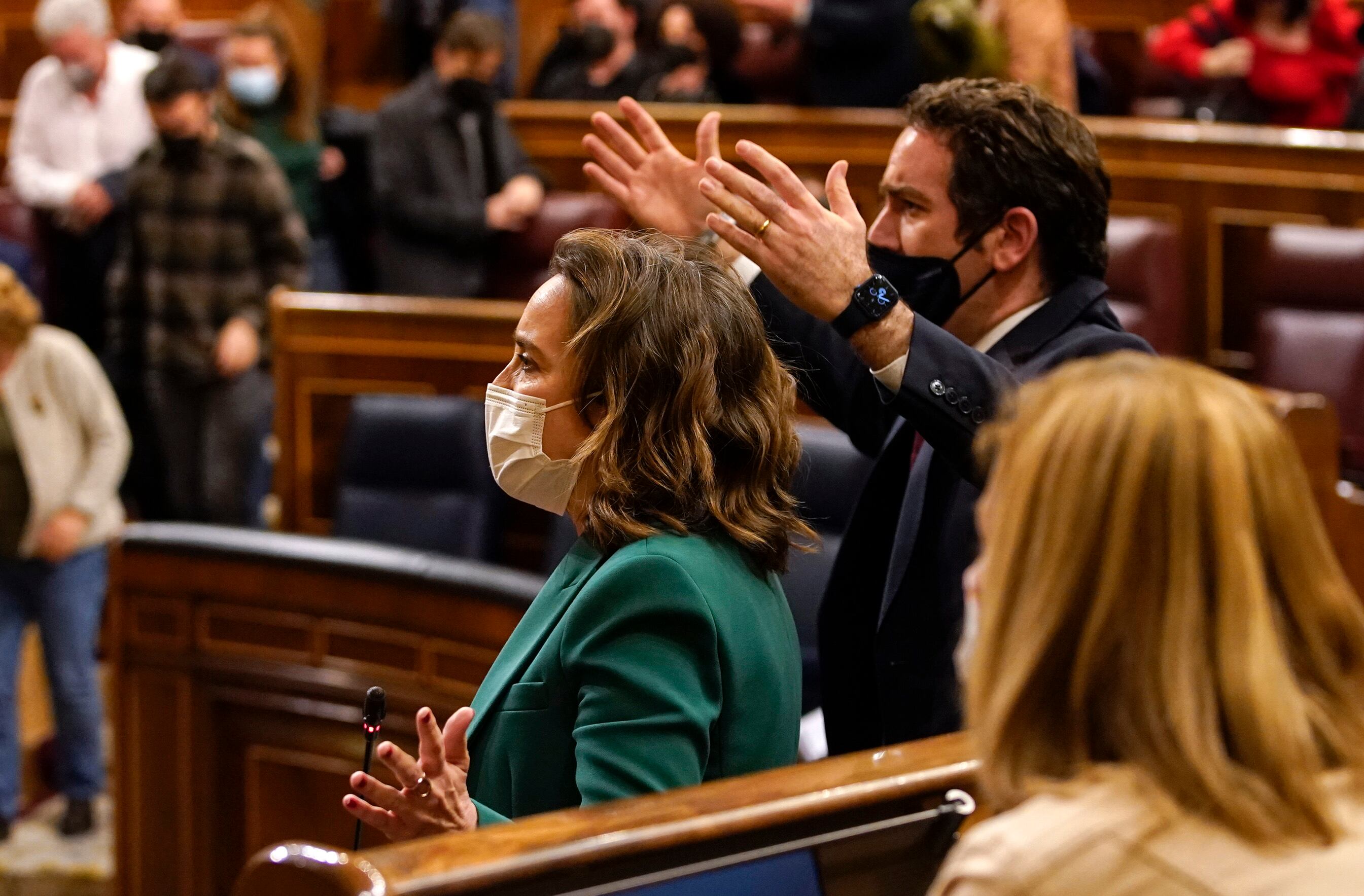 Cuca Gamarra, portavoz parlamentaria del PP, y Teodoro García Egea, secretario general del partido, protestan tras las votaciones de la reforma laboral, el miércoles.