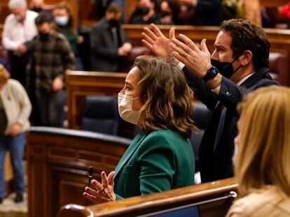 Cuca Gamarra, portavoz del PP, y Teodoro García Egea, secretario del partido, protestan tras la votaciones.